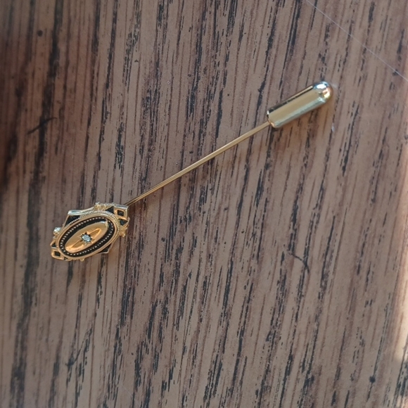 Vintage 70s Avon gold toned hat pin with rhinestone - Picture 2 of 5